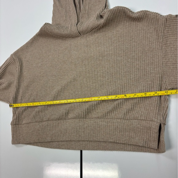 Alo Yoga Muse Sweatshirt. Tan, size Small - Picture 9 of 10